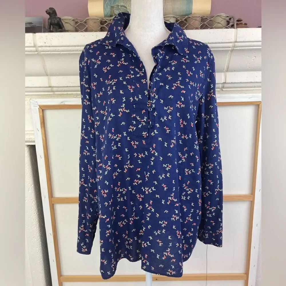 Talbots cotton Scandi Prairie vibe floral blouse. Collar, V neck Henley